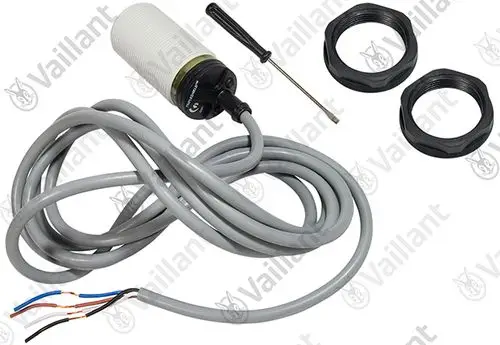 Vaillant Fühler mit Kabel und Anschlüssen, ausgestattet mit zwei Verbindungsmuttern und einem Werkzeug, geeignet für verschiedene Modelle.